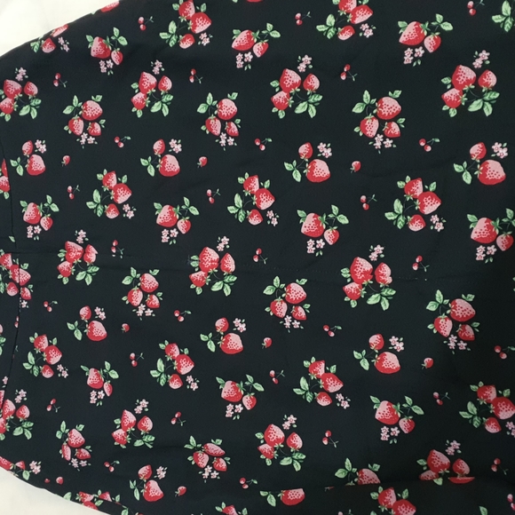 Strawberry review skirt size 6 - Picture 2 of 4